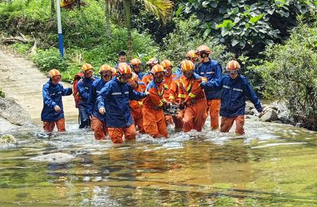 海南徒步旅行遭遇困境，25人被困生死未卜