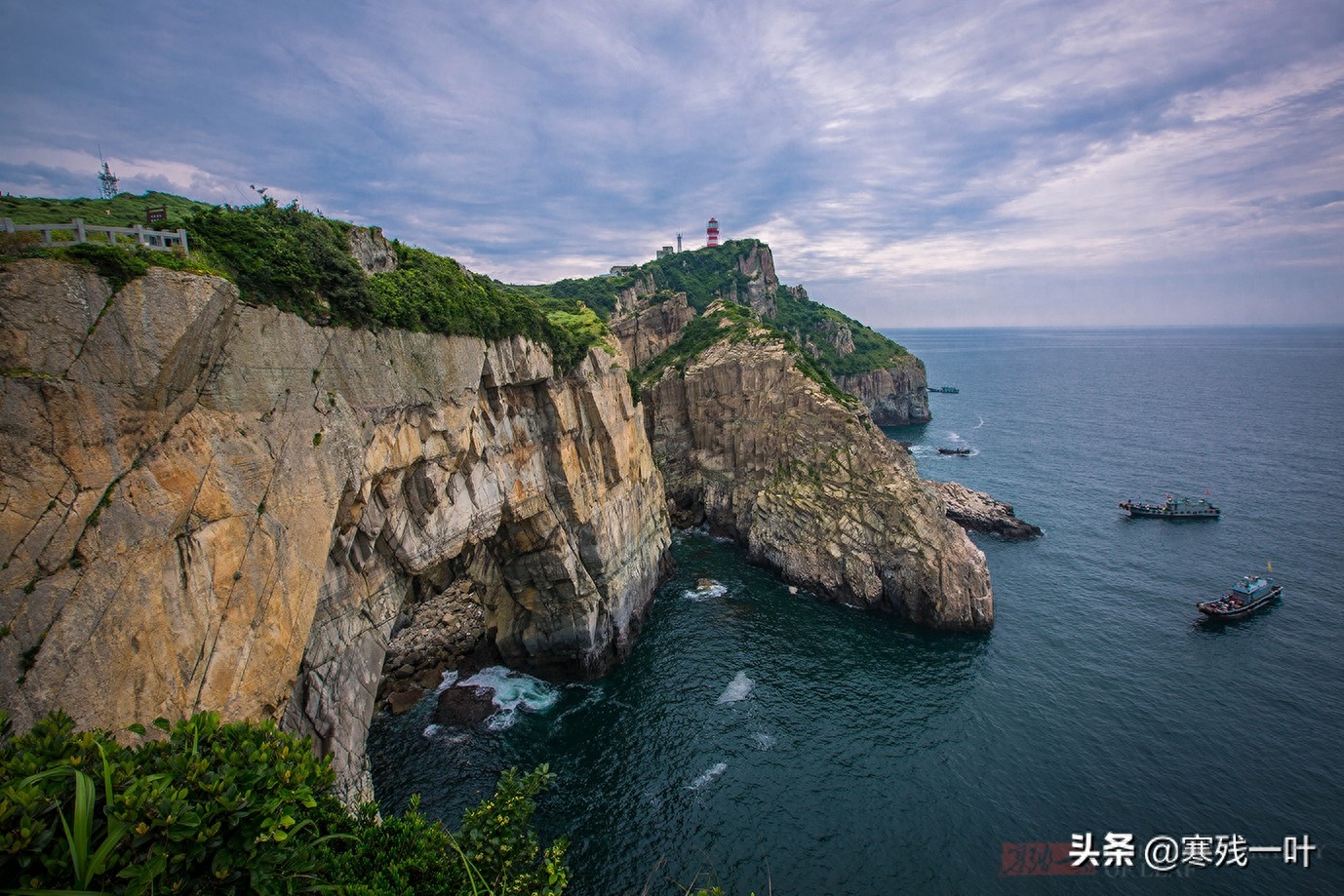 拿着上万块钱的钓鱼装备，花4000块租船海钓，看看都钓到了什么鱼