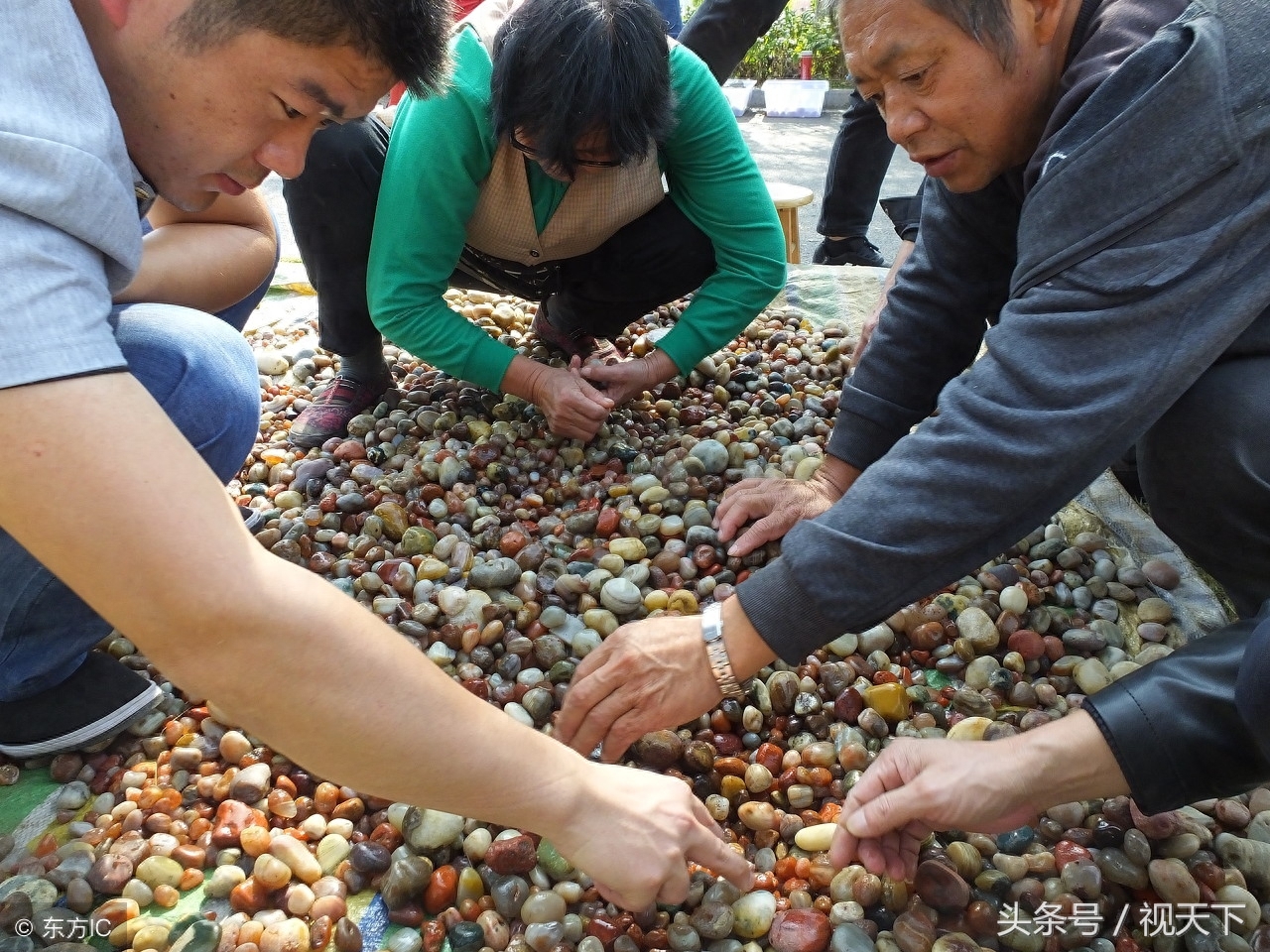 划算！1元钱一块玛瑙石，市民说若去野外捡拾，还不够车费钱